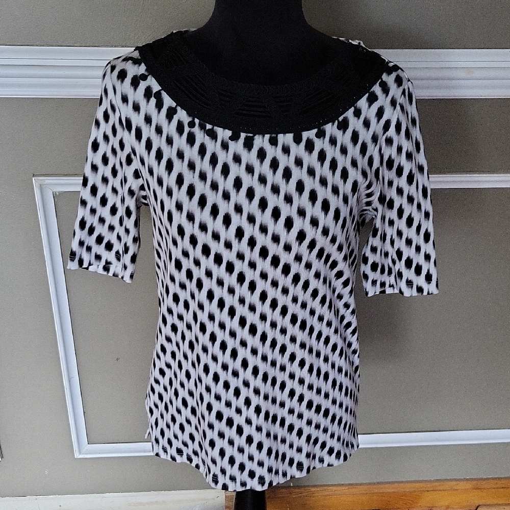 RAFAELLA Black and White Patterned Top Size Medium